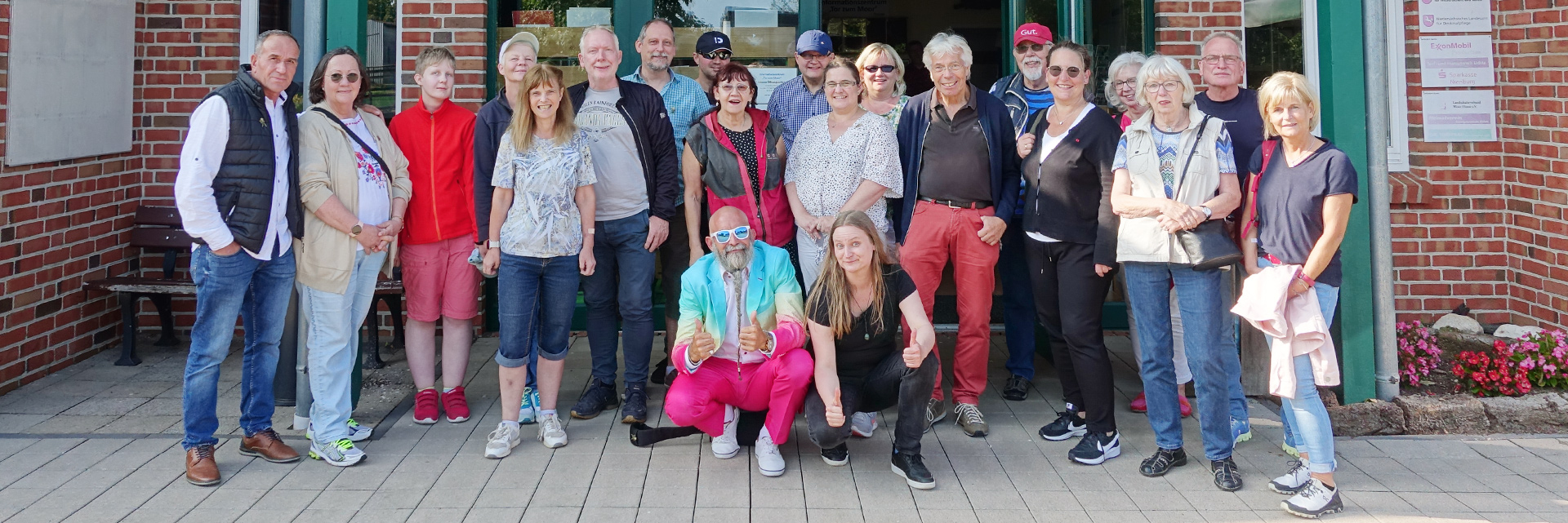 Haeder Choralle Chorfahrt August 2024 eionige der aktiven und passiven Mitglieder in bunter Freizeitkleidung