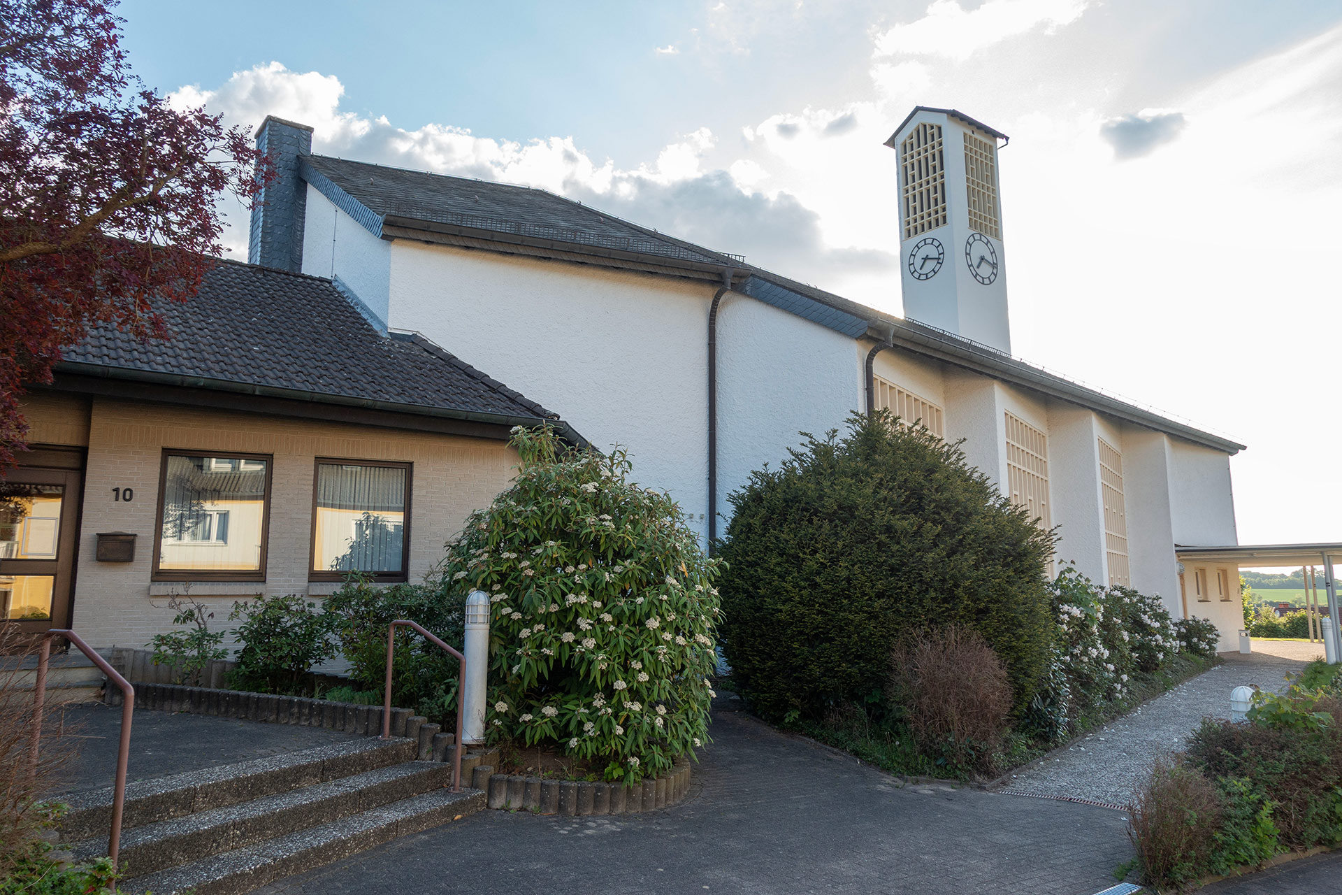 Kirche in Schieder mit Gemeinderaum für Chorproben und Kontakt-Aufnahmen