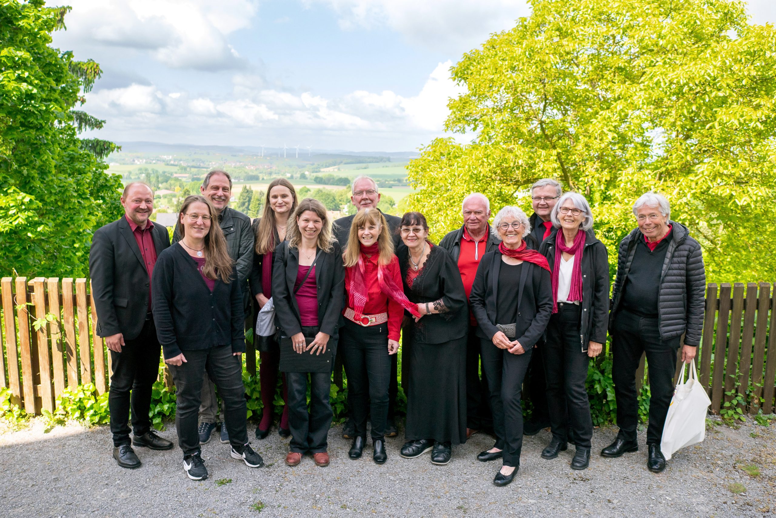Choralle Gruppenbild nach der Konfirmation in Schwalenberg hinter der Kirche, 2 mitauftretende Sänger fehlen auf diesem Bild